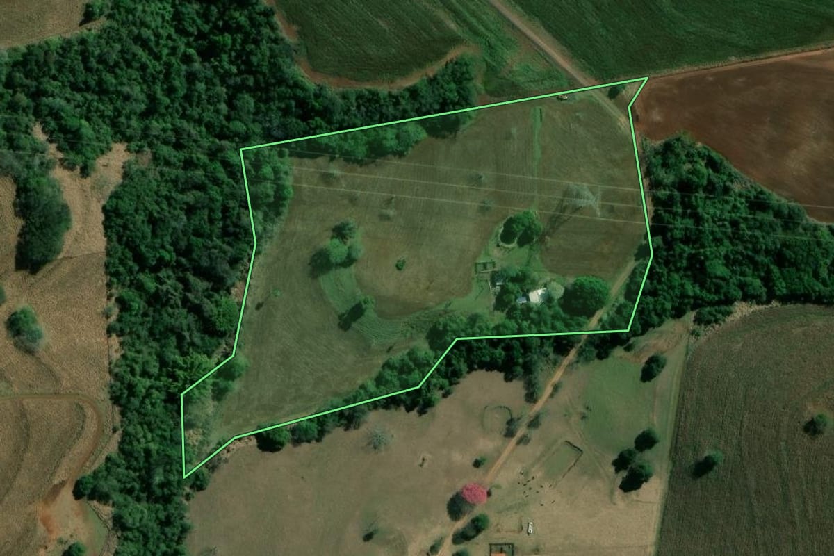 Imagem de satélite do imóvel rural em São Pedro do Turvo (SP), com o contorno declarado no CAR desenhado por cima.