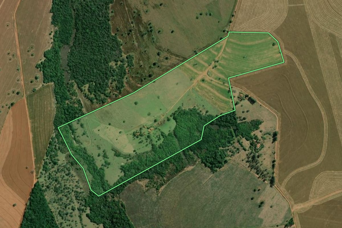 Imagem de satélite do imóvel rural em São Pedro do Turvo (SP), com o contorno declarado no CAR desenhado por cima.
