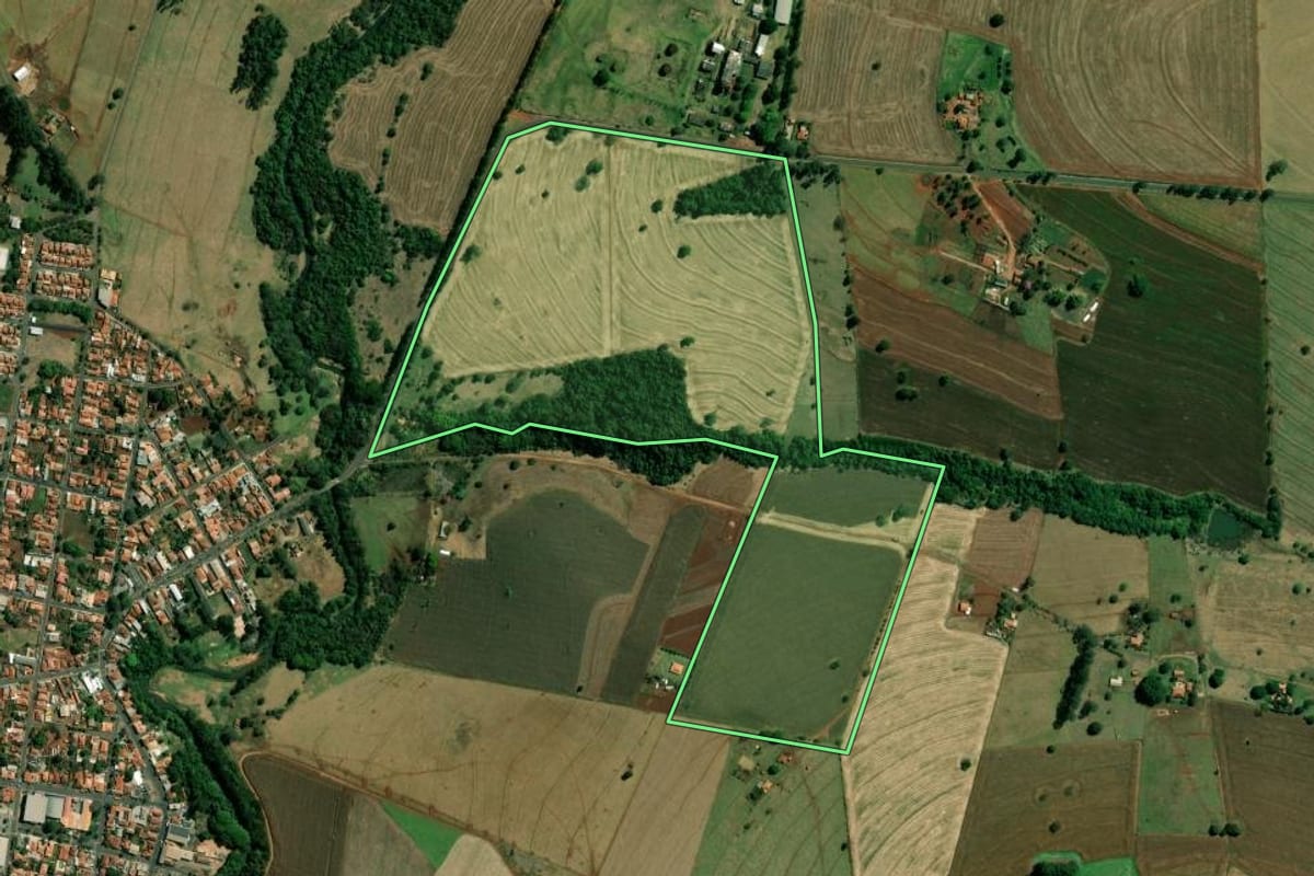 Imagem de satélite do imóvel rural em São Pedro do Turvo (SP), com o contorno declarado no CAR desenhado por cima.