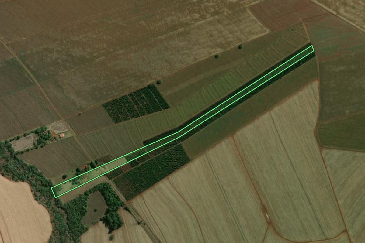 Imagem de satélite do imóvel rural em São Pedro do Turvo (SP), com o contorno declarado no CAR desenhado por cima.