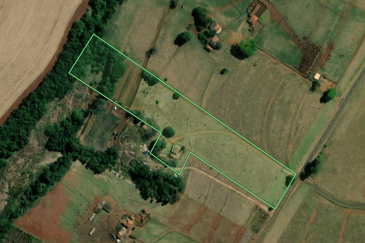 Imagem de satélite do imóvel rural em São Pedro do Turvo (SP), com o contorno declarado no CAR desenhado por cima.