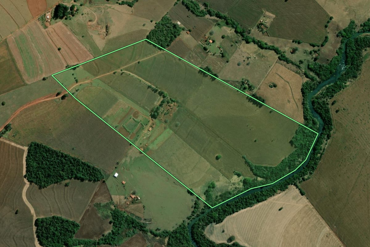 Imagem de satélite do imóvel rural em São Pedro do Turvo (SP), com o contorno declarado no CAR desenhado por cima.