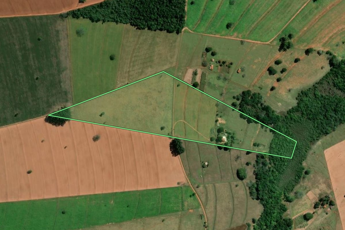 Imagem de satélite do imóvel rural em São Pedro do Turvo (SP), com o contorno declarado no CAR desenhado por cima.