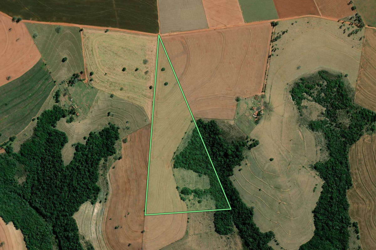 Imagem de satélite do imóvel rural em São Pedro do Turvo (SP), com o contorno declarado no CAR desenhado por cima.