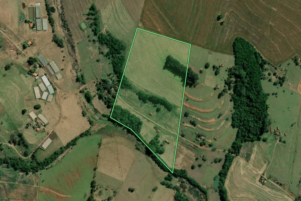 Imagem de satélite do imóvel rural em São Pedro do Turvo (SP), com o contorno declarado no CAR desenhado por cima.