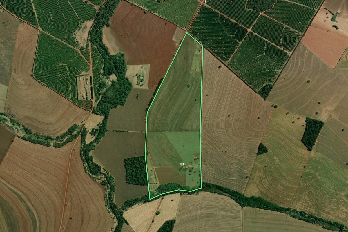 Imagem de satélite do imóvel rural em São Pedro do Turvo (SP), com o contorno declarado no CAR desenhado por cima.