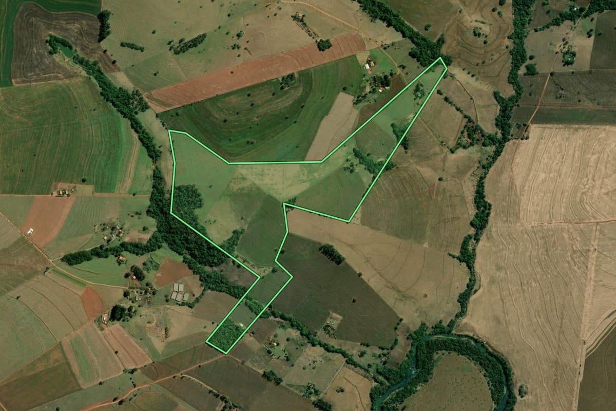 Imagem de satélite do imóvel rural em São Pedro do Turvo (SP), com o contorno declarado no CAR desenhado por cima.