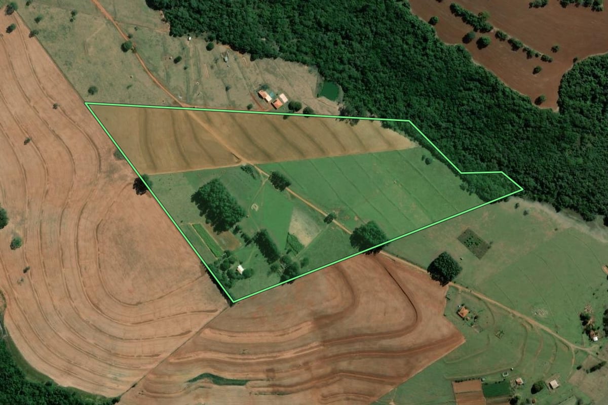 Imagem de satélite do imóvel rural em São Pedro do Turvo (SP), com o contorno declarado no CAR desenhado por cima.