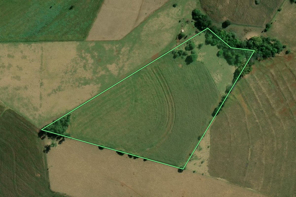 Imagem de satélite do imóvel rural em São Pedro do Turvo (SP), com o contorno declarado no CAR desenhado por cima.