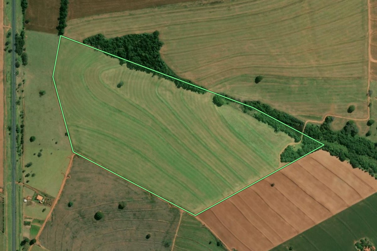 Imagem de satélite do imóvel rural em São Pedro do Turvo (SP), com o contorno declarado no CAR desenhado por cima.