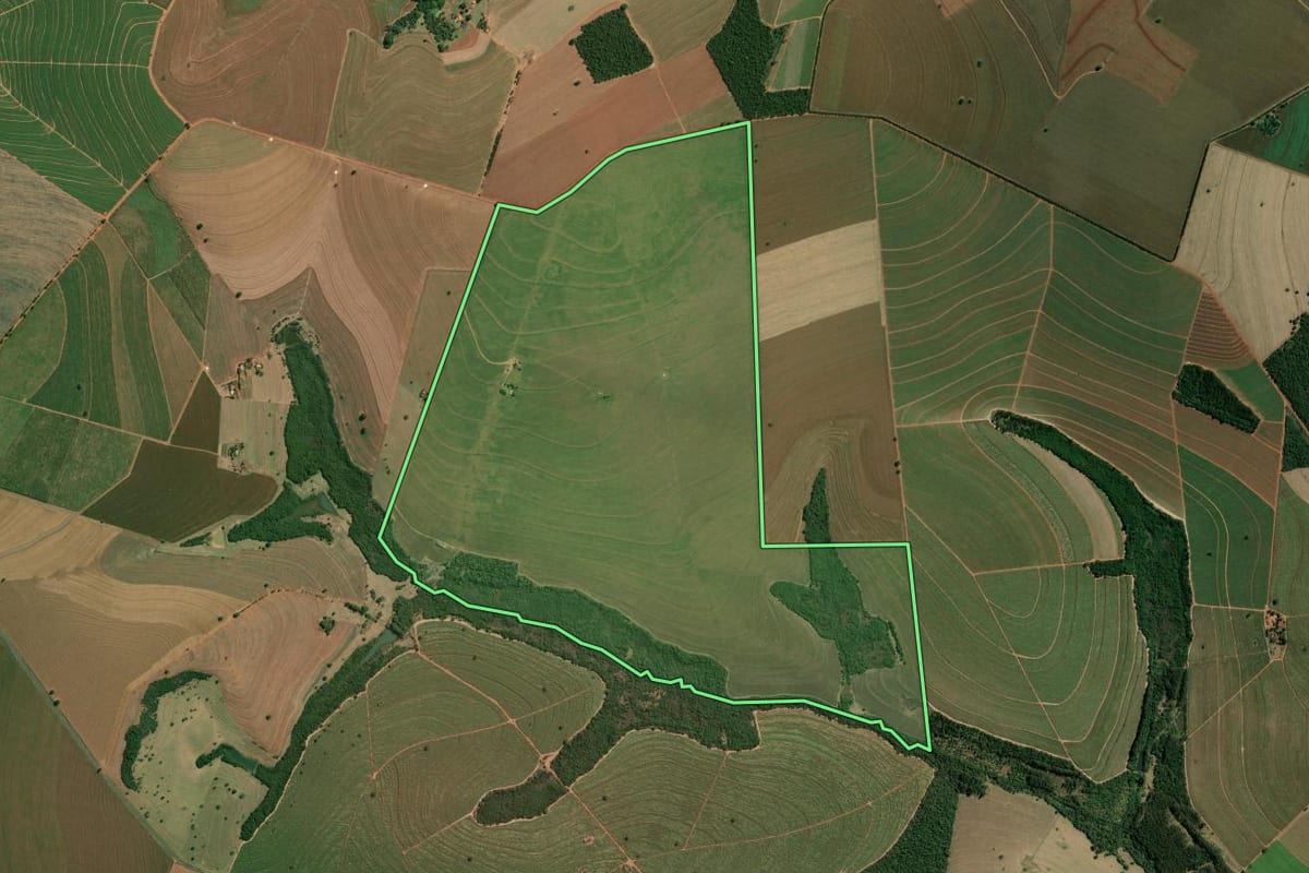 Imagem de satélite do imóvel rural em São Pedro do Turvo (SP), com o contorno declarado no CAR desenhado por cima.