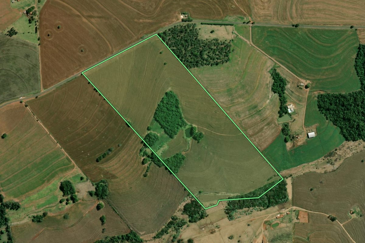 Imagem de satélite do imóvel rural em São Pedro do Turvo (SP), com o contorno declarado no CAR desenhado por cima.