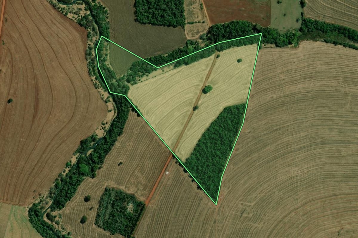 Imagem de satélite do imóvel rural em São Pedro do Turvo (SP), com o contorno declarado no CAR desenhado por cima.