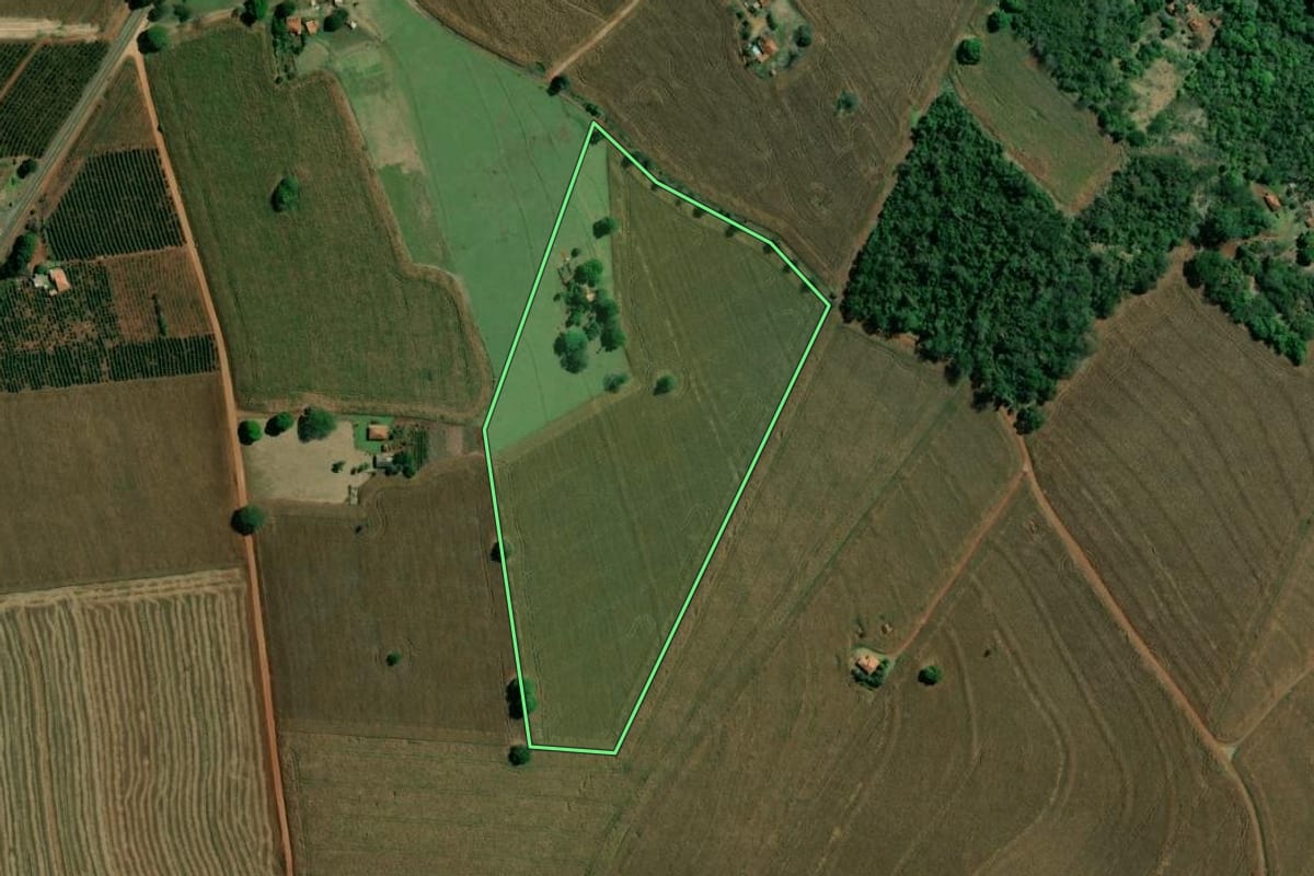 Imagem de satélite do imóvel rural em São Pedro do Turvo (SP), com o contorno declarado no CAR desenhado por cima.