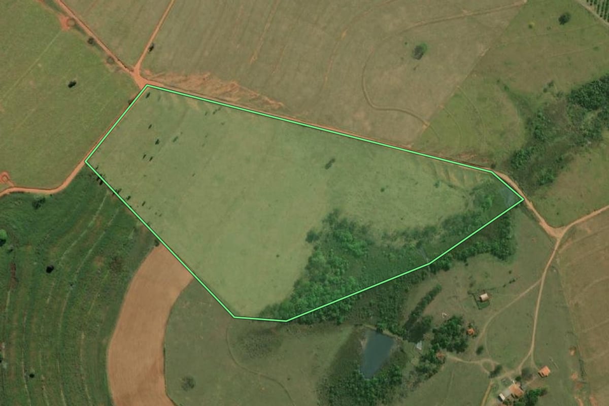 Imagem de satélite do imóvel rural em São Pedro do Turvo (SP), com o contorno declarado no CAR desenhado por cima.