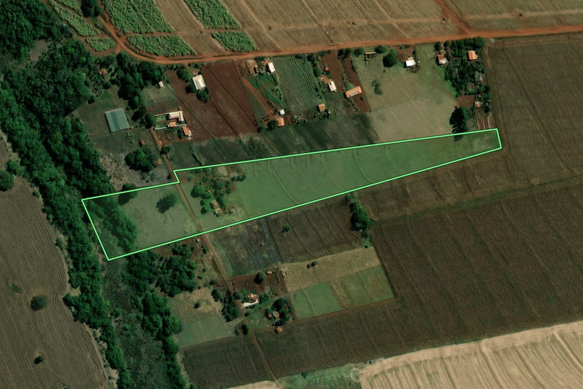 Imagem de satélite do imóvel rural em São Pedro do Turvo (SP), com o contorno declarado no CAR desenhado por cima.