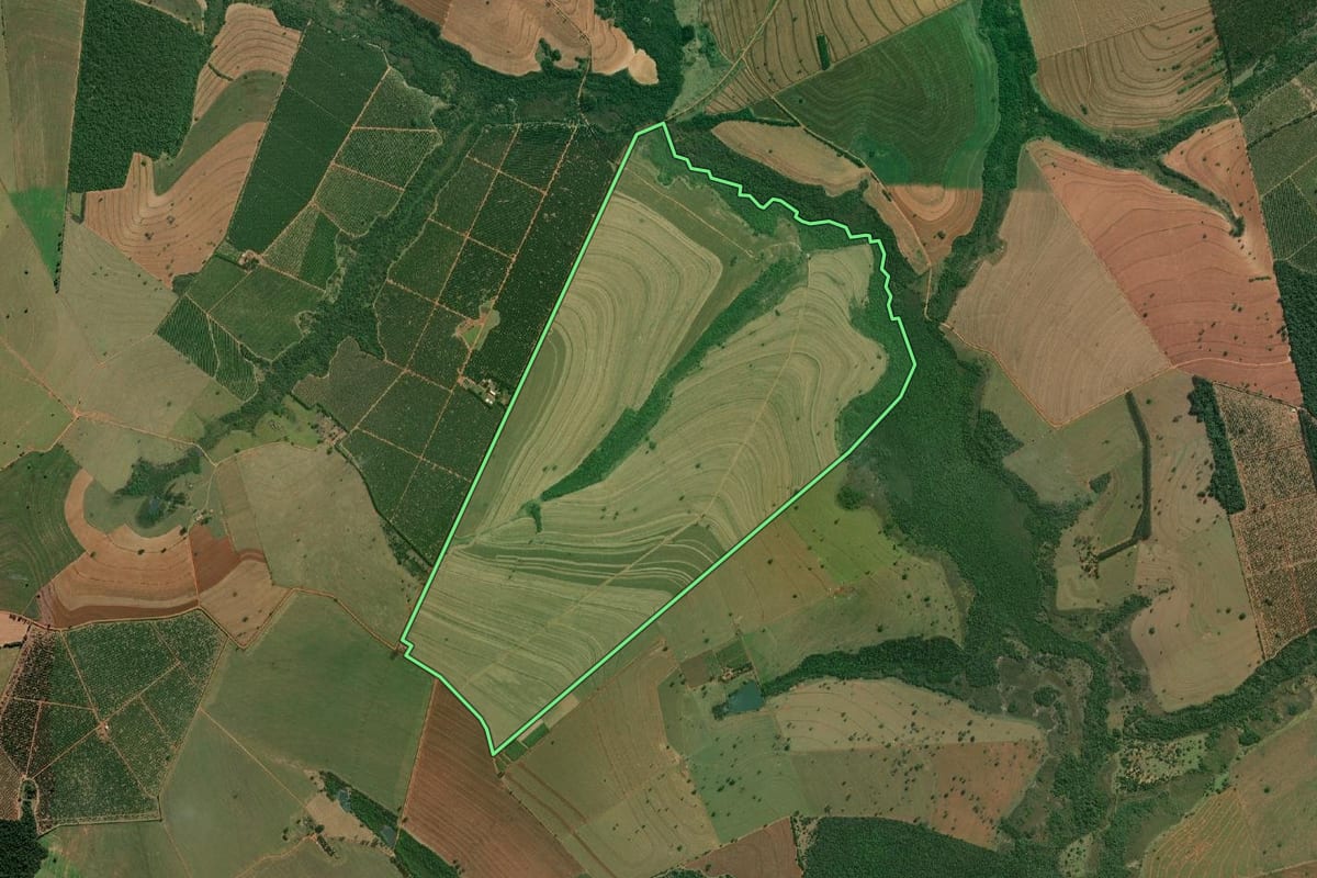 Imagem de satélite do imóvel rural em São Pedro do Turvo (SP), com o contorno declarado no CAR desenhado por cima.