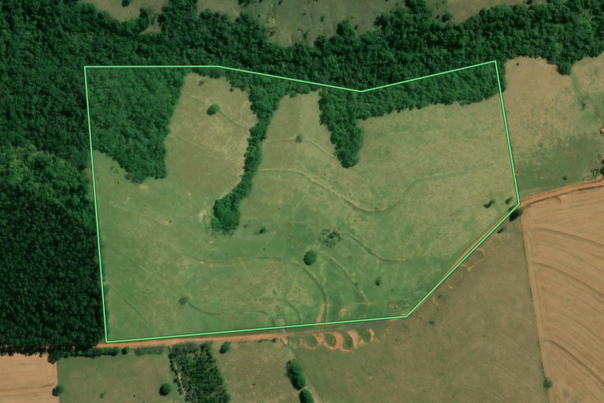 Imagem de satélite do imóvel rural em São Pedro do Turvo (SP), com o contorno declarado no CAR desenhado por cima.