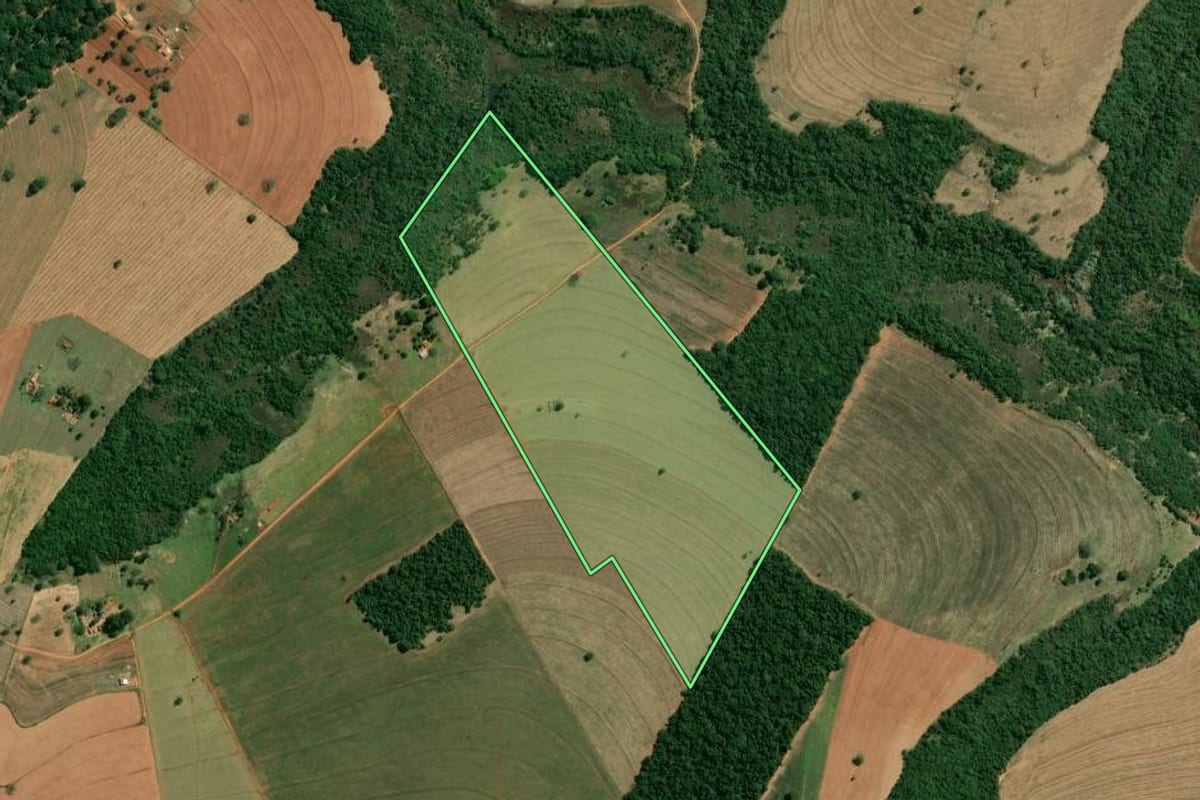 Imagem de satélite do imóvel rural em São Pedro do Turvo (SP), com o contorno declarado no CAR desenhado por cima.