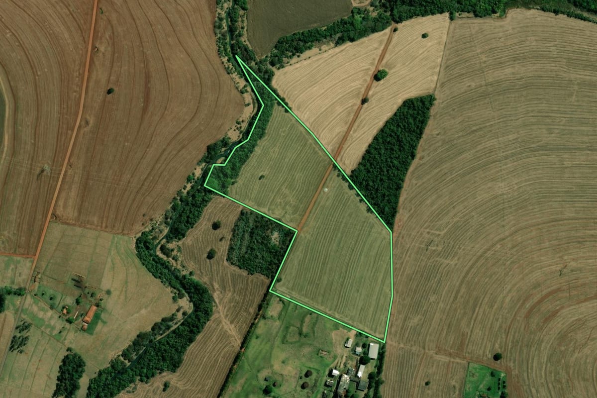 Imagem de satélite do imóvel rural em São Pedro do Turvo (SP), com o contorno declarado no CAR desenhado por cima.