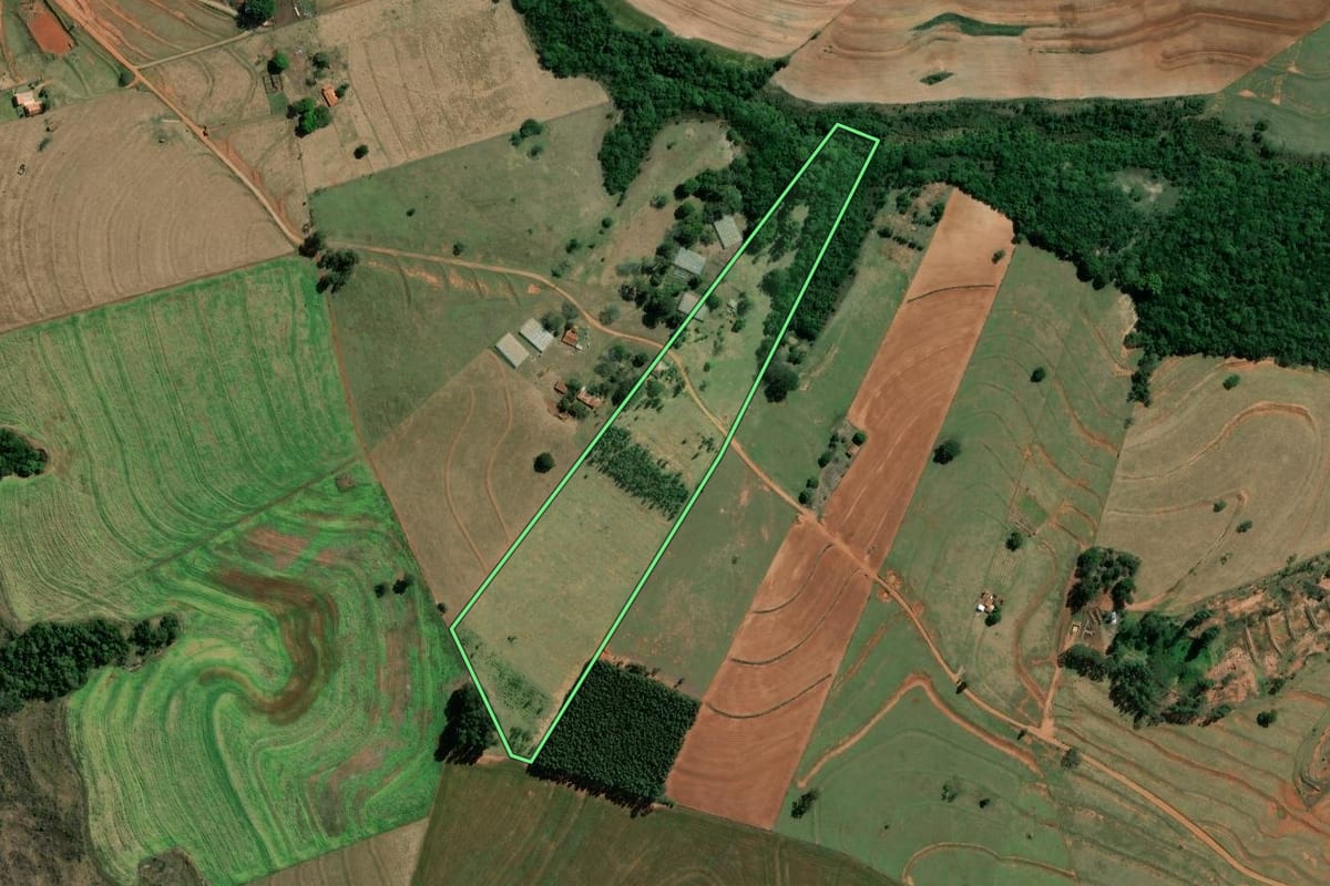 Imagem de satélite do imóvel rural em São Pedro do Turvo (SP), com o contorno declarado no CAR desenhado por cima.