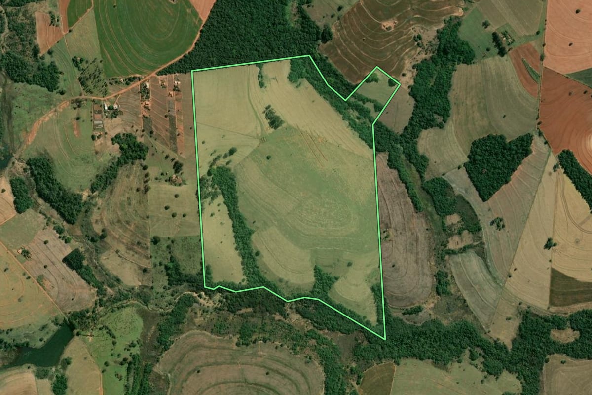 Imagem de satélite do imóvel rural em São Pedro do Turvo (SP), com o contorno declarado no CAR desenhado por cima.