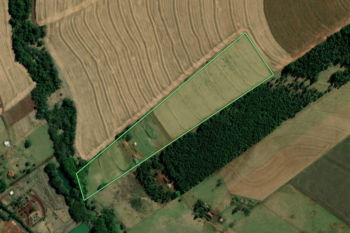 Imagem de satélite do imóvel rural em São Pedro do Turvo (SP), com o contorno declarado no CAR desenhado por cima.