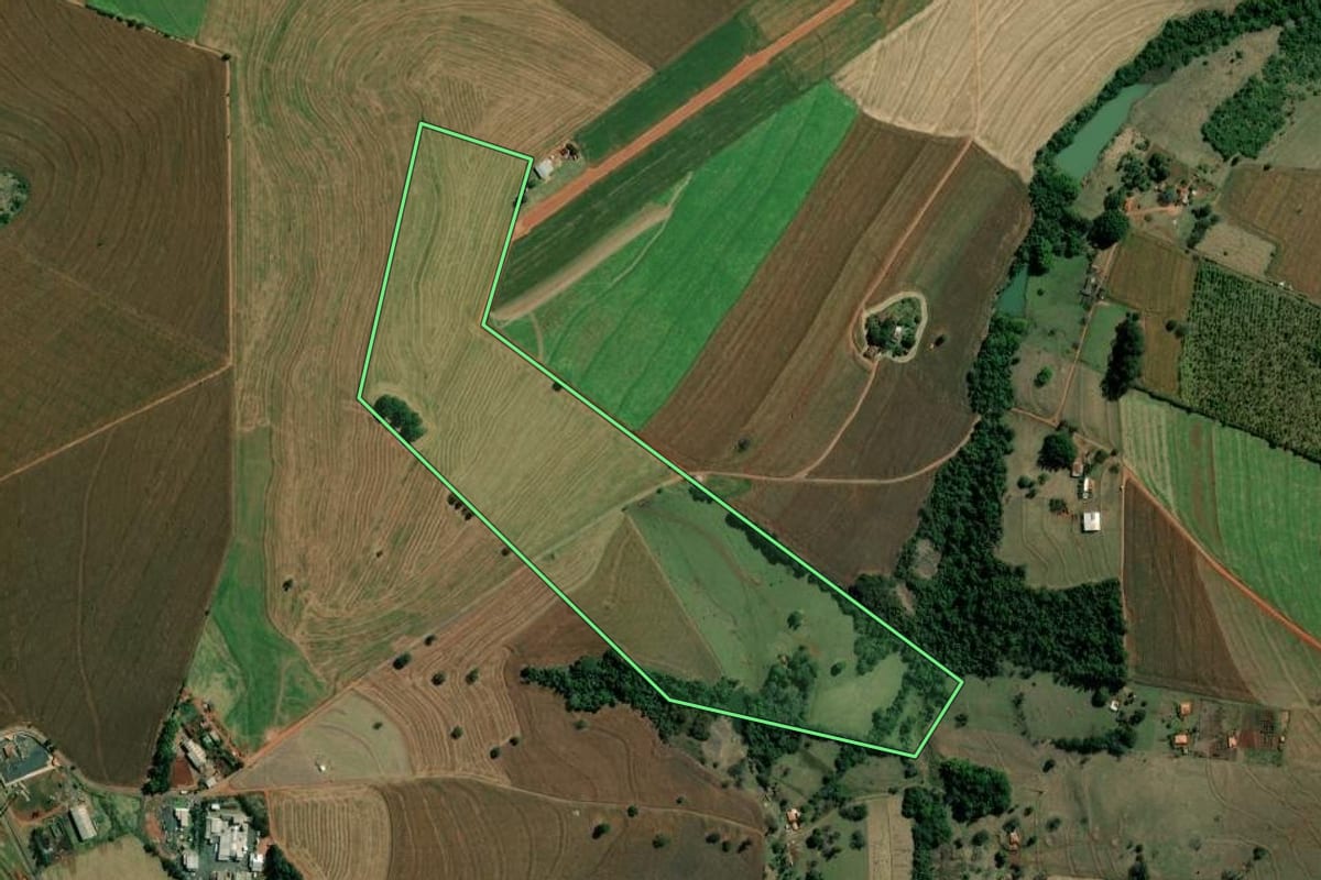 Imagem de satélite do imóvel rural em São Pedro do Turvo (SP), com o contorno declarado no CAR desenhado por cima.