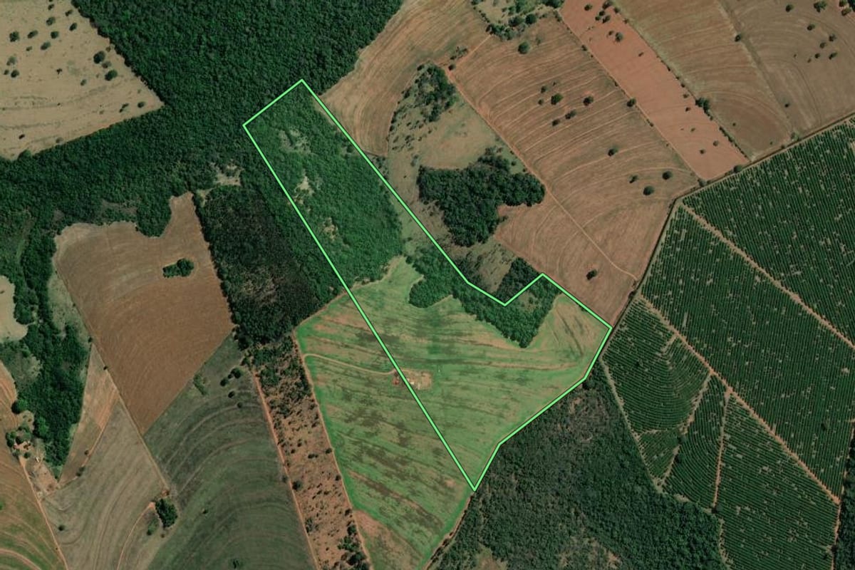 Imagem de satélite do imóvel rural em São Pedro do Turvo (SP), com o contorno declarado no CAR desenhado por cima.