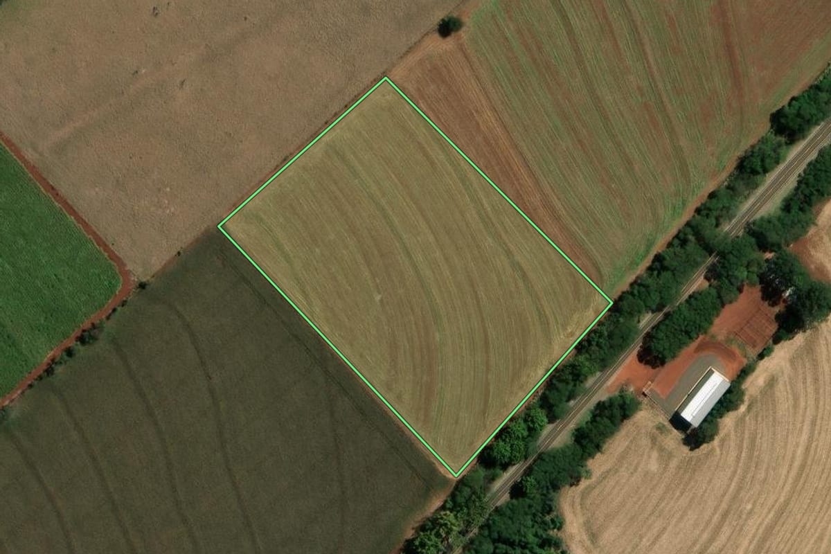 Imagem de satélite do imóvel rural em São Pedro do Turvo (SP), com o contorno declarado no CAR desenhado por cima.