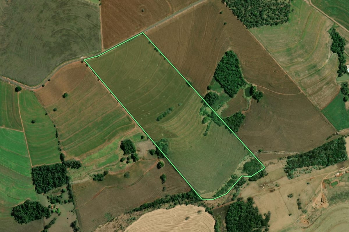 Imagem de satélite do imóvel rural em São Pedro do Turvo (SP), com o contorno declarado no CAR desenhado por cima.
