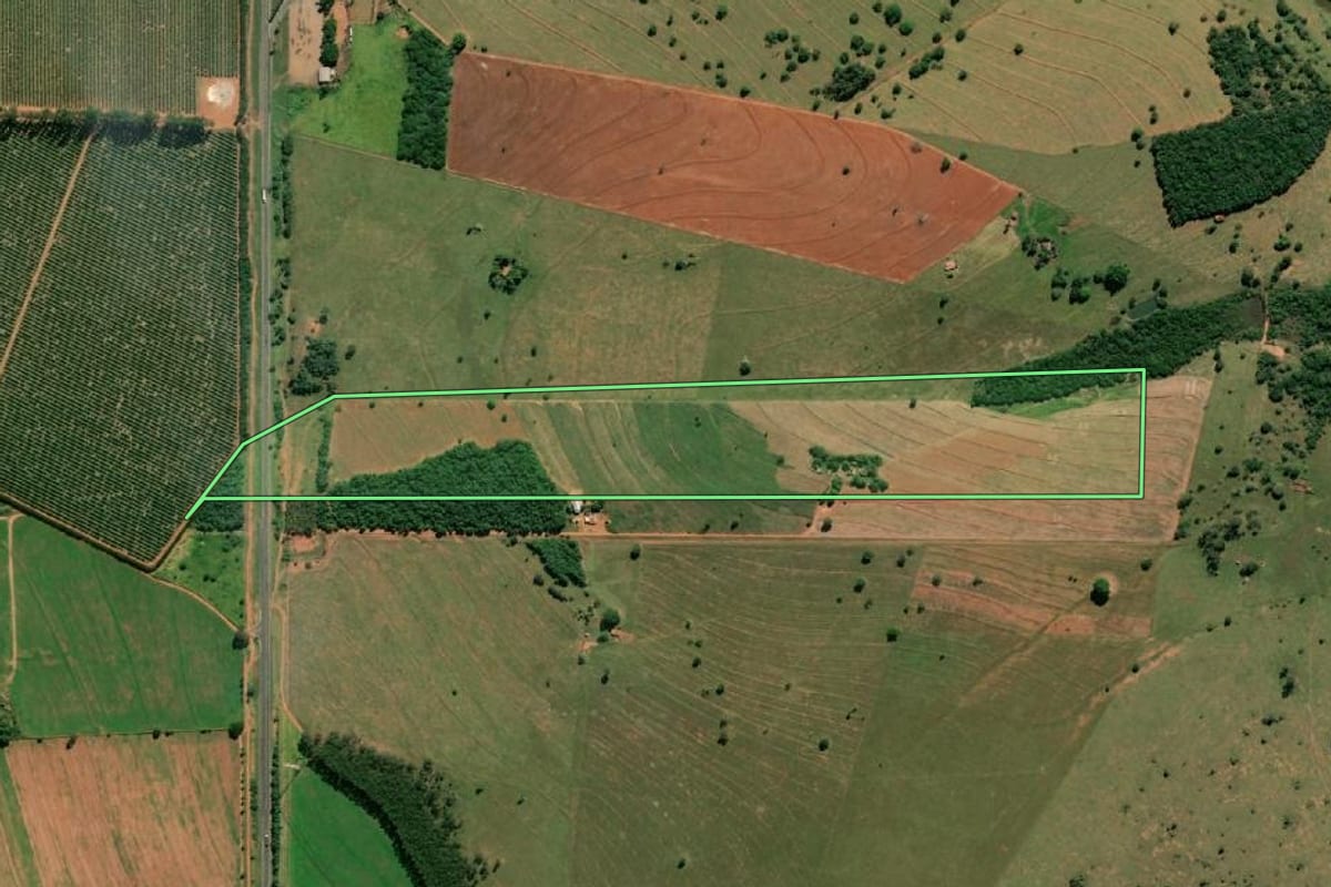 Imagem de satélite do imóvel rural em São Pedro do Turvo (SP), com o contorno declarado no CAR desenhado por cima.