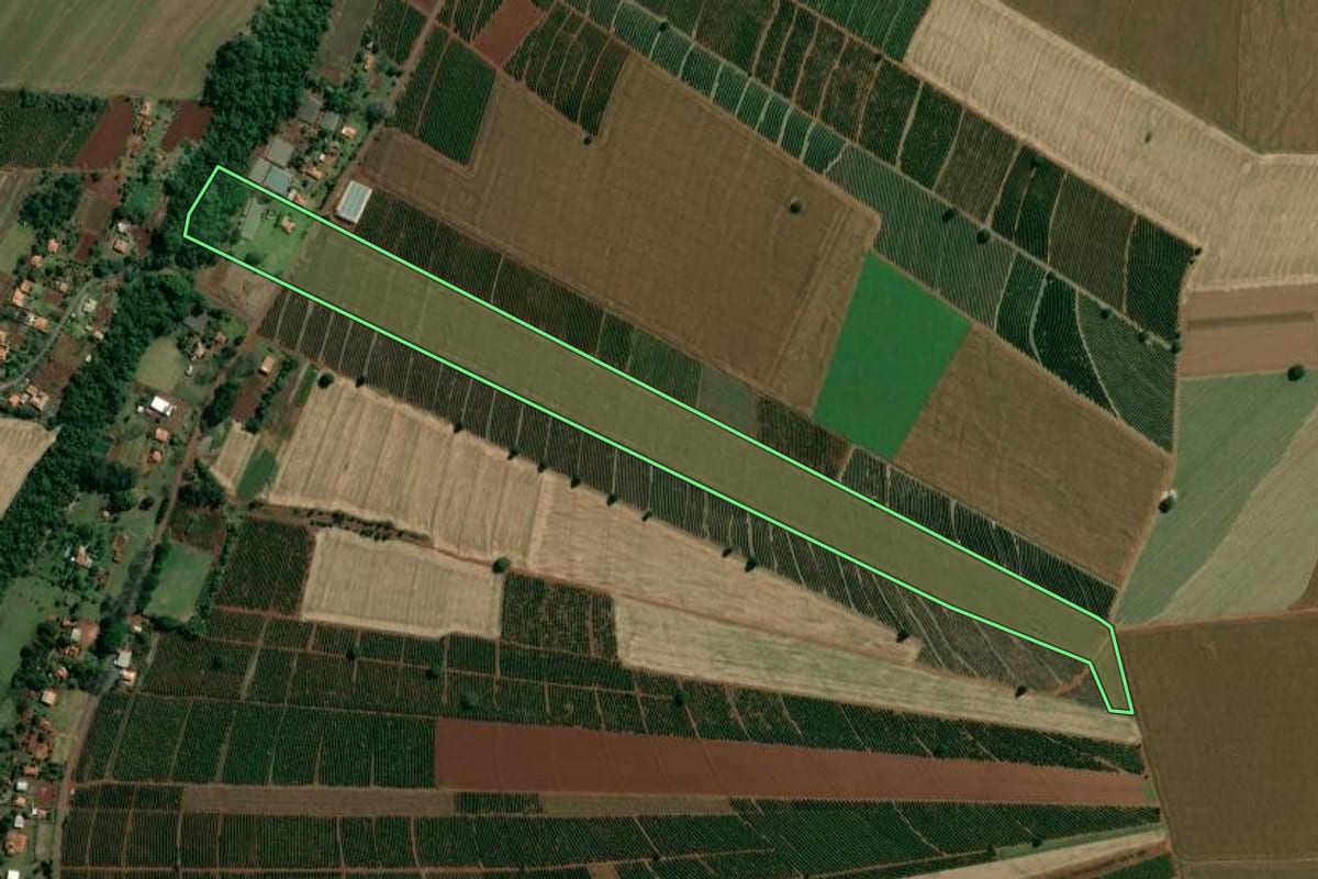 Imagem de satélite do imóvel rural em São Pedro do Turvo (SP), com o contorno declarado no CAR desenhado por cima.