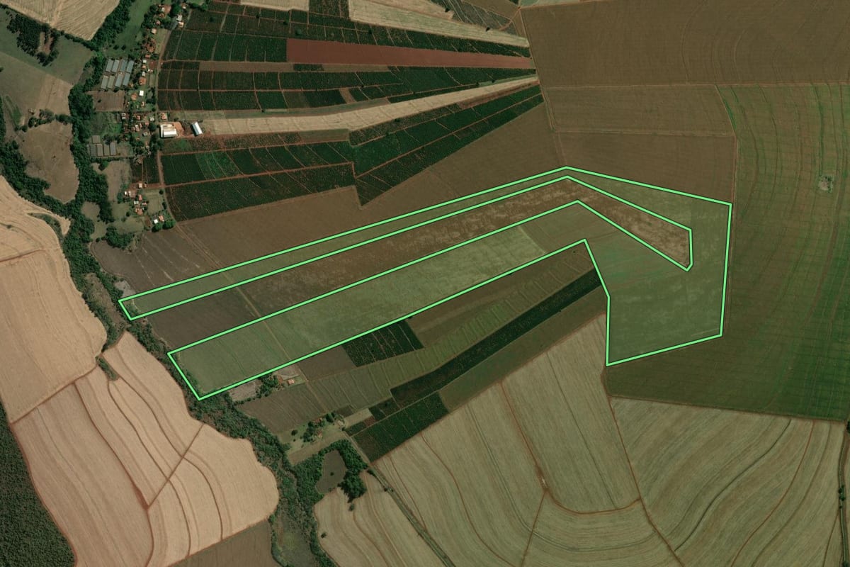 Imagem de satélite do imóvel rural em São Pedro do Turvo (SP), com o contorno declarado no CAR desenhado por cima.