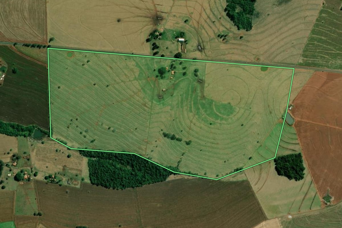 Imagem de satélite do imóvel rural em São Pedro do Turvo (SP), com o contorno declarado no CAR desenhado por cima.
