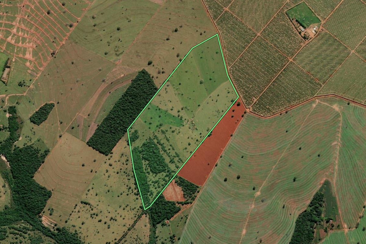 Imagem de satélite do imóvel rural em São Pedro do Turvo (SP), com o contorno declarado no CAR desenhado por cima.