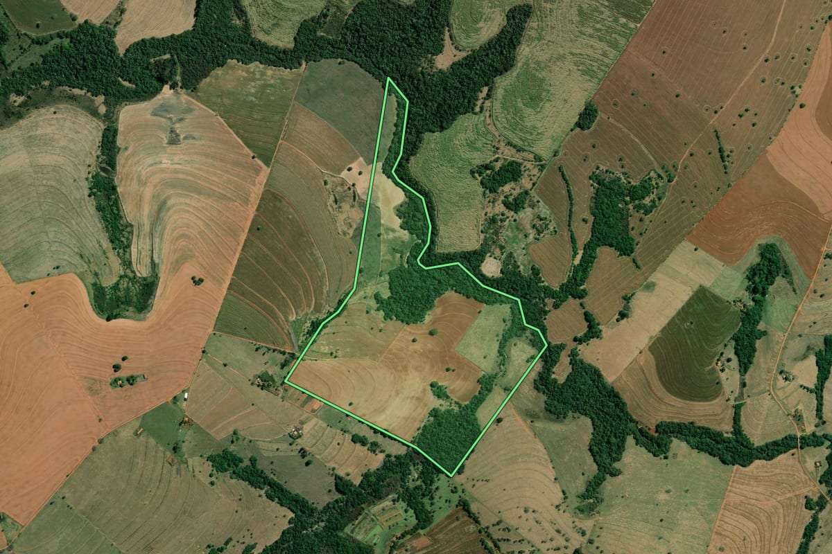 Imagem de satélite do imóvel rural em São Pedro do Turvo (SP), com o contorno declarado no CAR desenhado por cima.