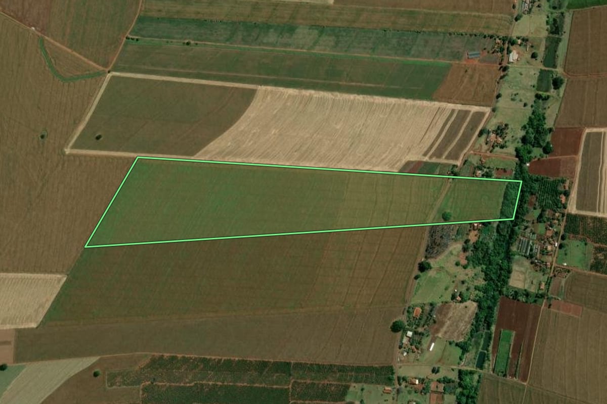 Imagem de satélite do imóvel rural em São Pedro do Turvo (SP), com o contorno declarado no CAR desenhado por cima.