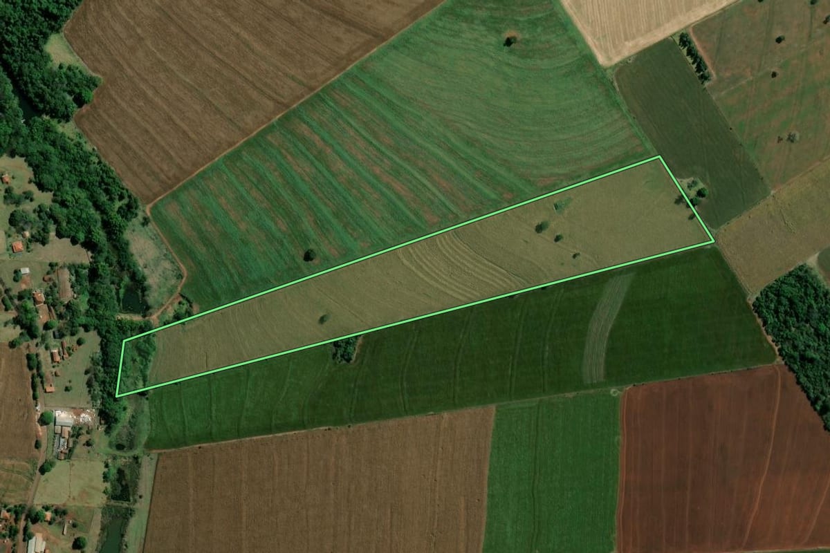 Imagem de satélite do imóvel rural em São Pedro do Turvo (SP), com o contorno declarado no CAR desenhado por cima.