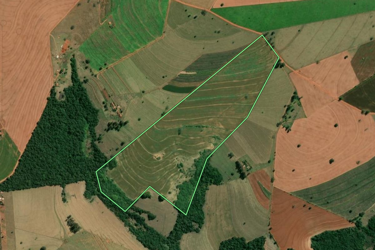 Imagem de satélite do imóvel rural em São Pedro do Turvo (SP), com o contorno declarado no CAR desenhado por cima.