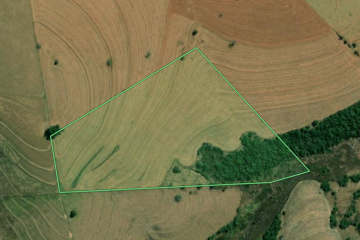 Imagem de satélite do imóvel rural em São Pedro do Turvo (SP), com o contorno declarado no CAR desenhado por cima.