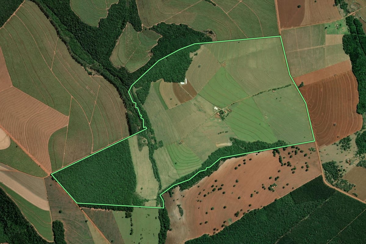 Imagem de satélite do imóvel rural em São Pedro do Turvo (SP), com o contorno declarado no CAR desenhado por cima.