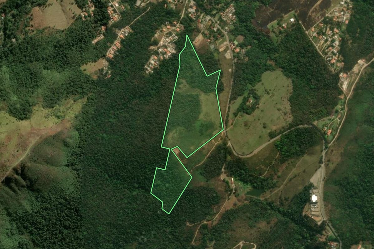 Imagem de satélite do imóvel rural em São Roque (SP), com o contorno declarado no CAR desenhado por cima.