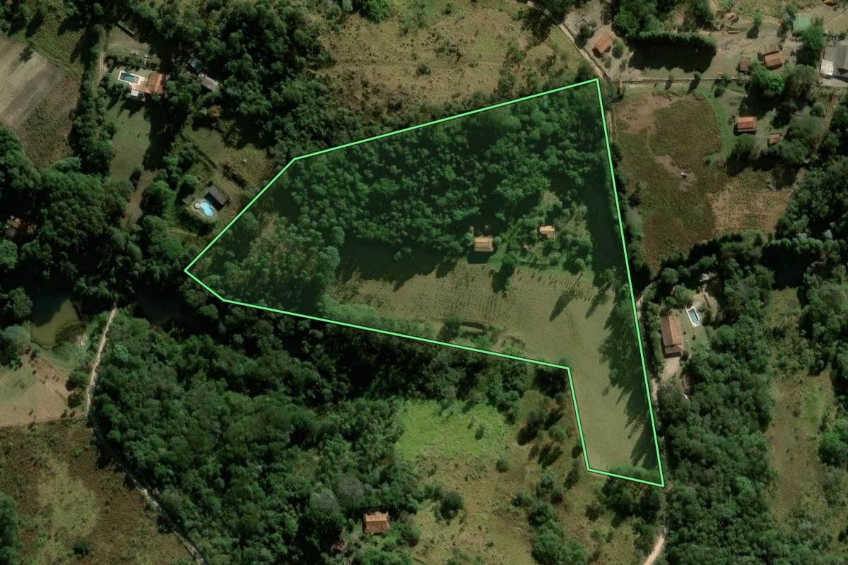 Imagem de satélite do imóvel rural em São Roque (SP), com o contorno declarado no CAR desenhado por cima.