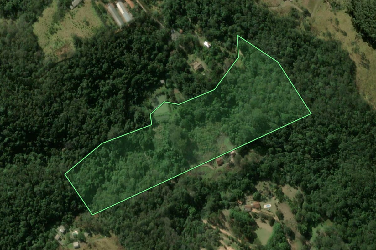 Imagem de satélite do imóvel rural em São Roque (SP), com o contorno declarado no CAR desenhado por cima.