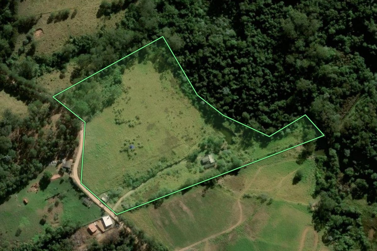 Imagem de satélite do imóvel rural em São Roque (SP), com o contorno declarado no CAR desenhado por cima.