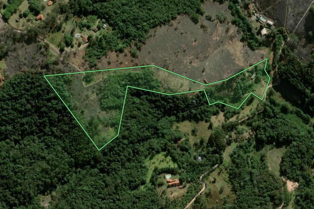 Imagem de satélite do imóvel rural em São Roque (SP), com o contorno declarado no CAR desenhado por cima.