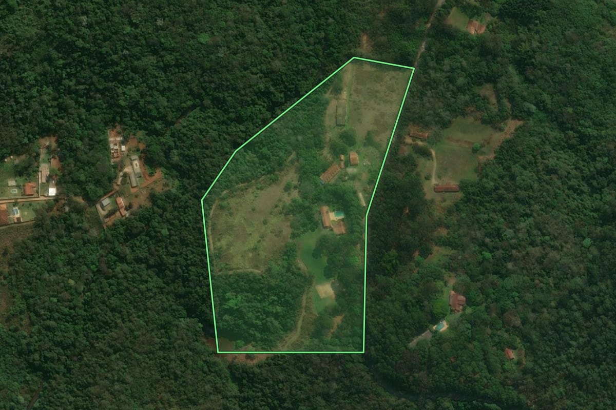 Imagem de satélite do imóvel rural em São Roque (SP), com o contorno declarado no CAR desenhado por cima.