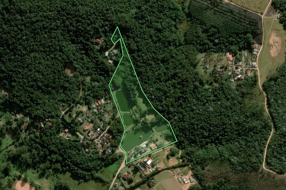 Imagem de satélite do imóvel rural em São Roque (SP), com o contorno declarado no CAR desenhado por cima.