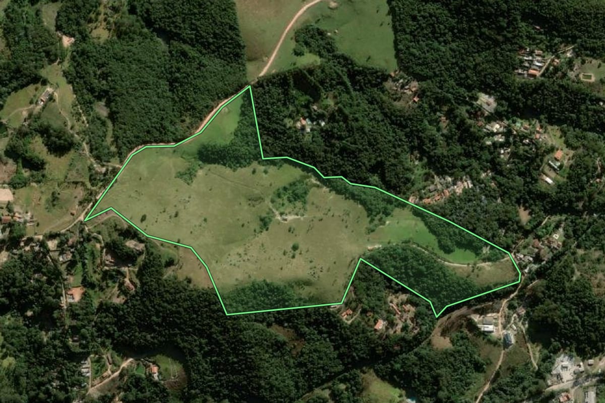 Imagem de satélite do imóvel rural em São Roque (SP), com o contorno declarado no CAR desenhado por cima.